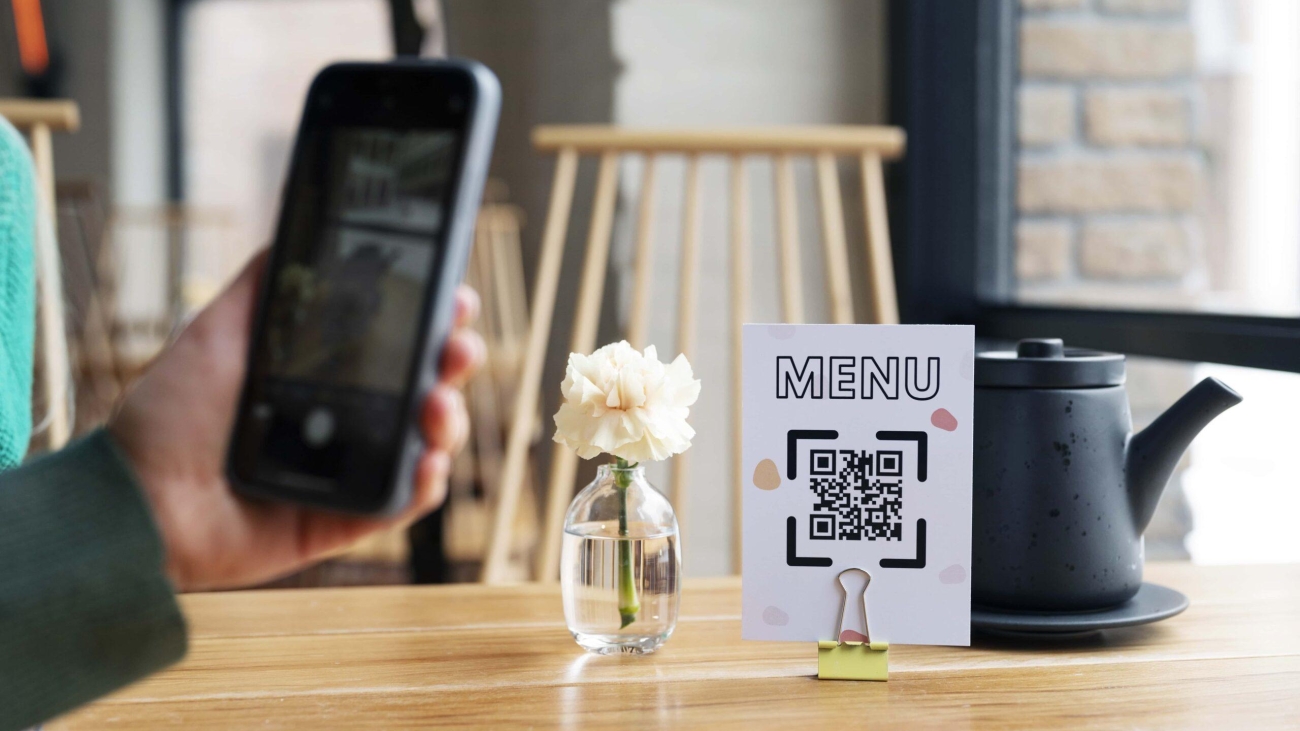 hand-scanning-qr-code-restaurant-min